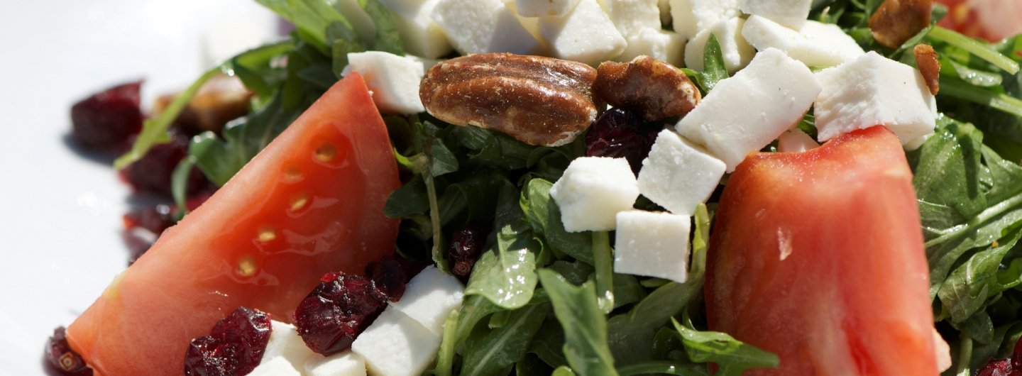 arugula salad with tomatoes and cheese